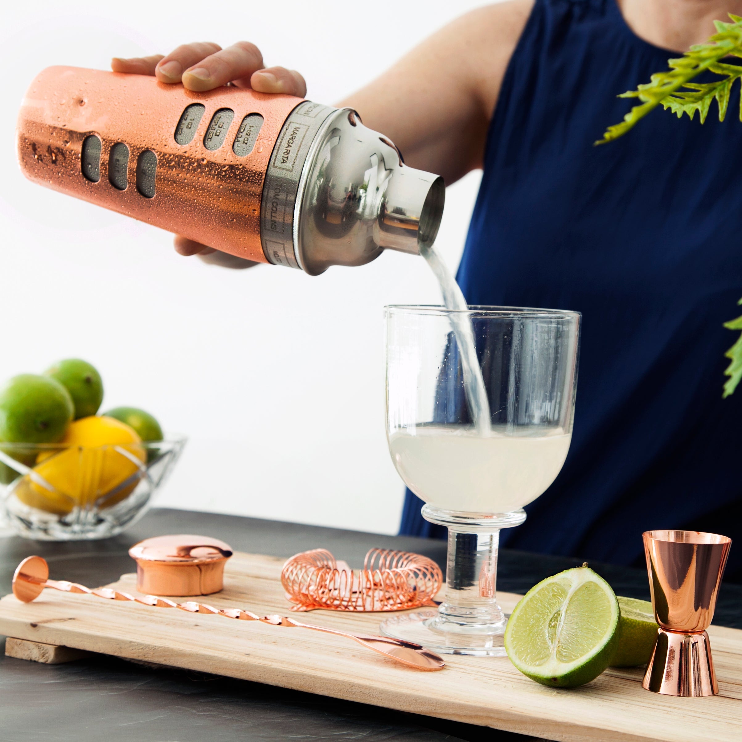 De Zwart-witte Foto Van Een Glas Whisky, Een Sigaar Met Een Aansteker Guillotine En Fles Alcohol Zijn Op Oude Lijst Geweven Houten Donkere 152340080 De Zwart-witte Foto Van Een Glas Whisky, Een Sigaar Met Een Aansteker Guillotine En Fles Alcohol Zijn Op Oude Lijst Geweven Houten Donkere 152340080