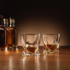 Luxe gedraaide whiskyglazen met ijsstenen, ideaal voor het koelen van whisky zonder verdunning.
