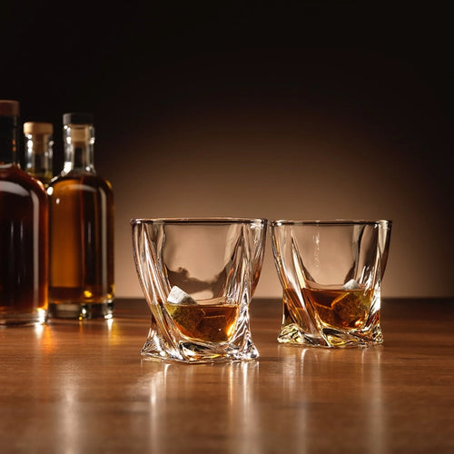 Luxe gedraaide whiskyglazen met ijsstenen, ideaal voor het koelen van whisky zonder verdunning.