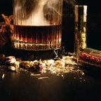 Houtsnippers voor een whisky rookset met glas.