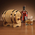 Luxe houten whiskyvat met tap en standaard, ideaal als decoratief whiskycadeau.