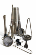 Luxe cocktailset met shaker, bar tools en accessoires voor het maken van professionele cocktails thuis.