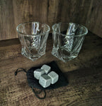 Luxe whiskyglazen met twist design en herbruikbare ijsstenen voor thuisgebruik.
