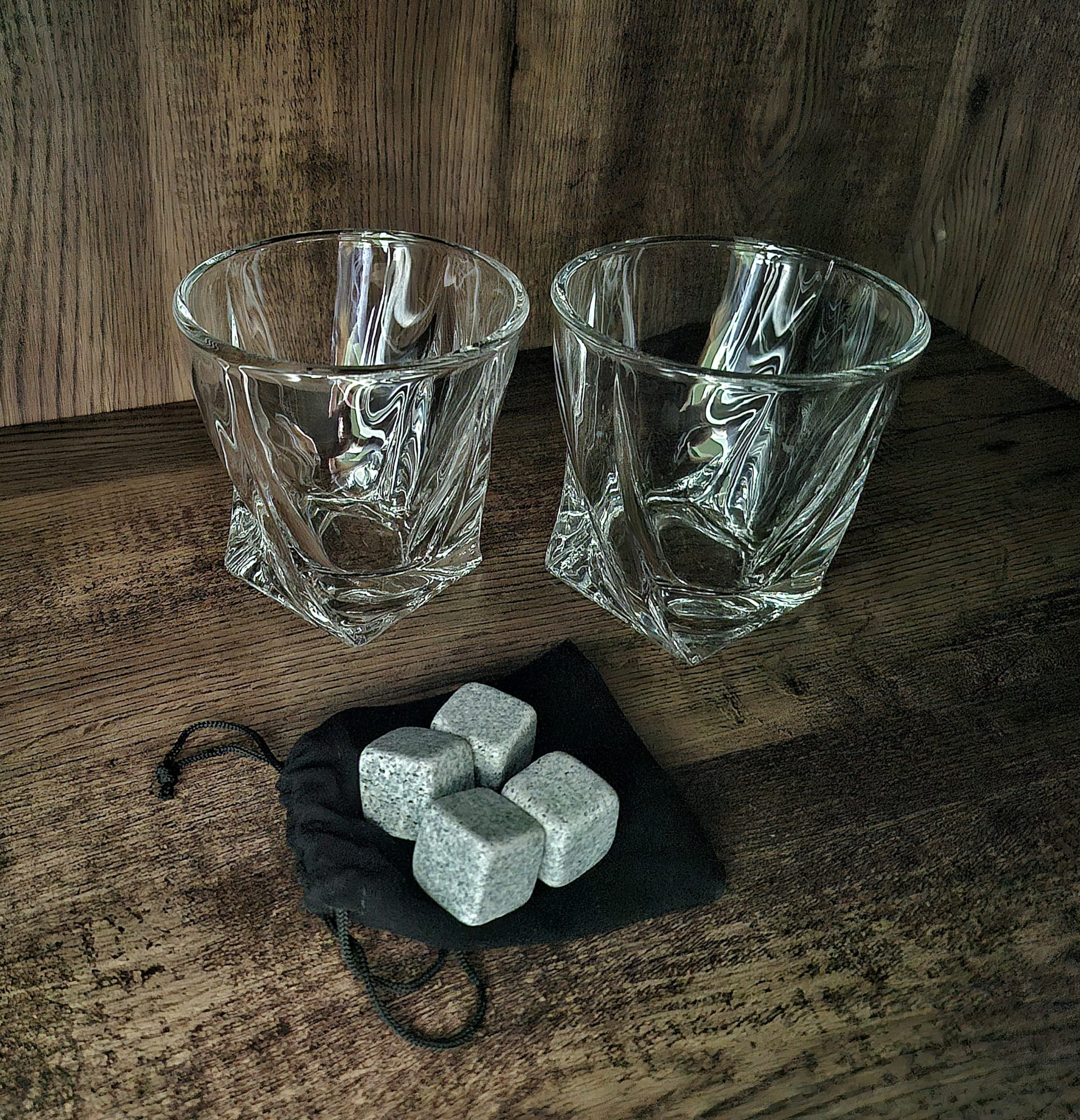 Luxe whiskyglazen met twist design en herbruikbare ijsstenen voor thuisgebruik.