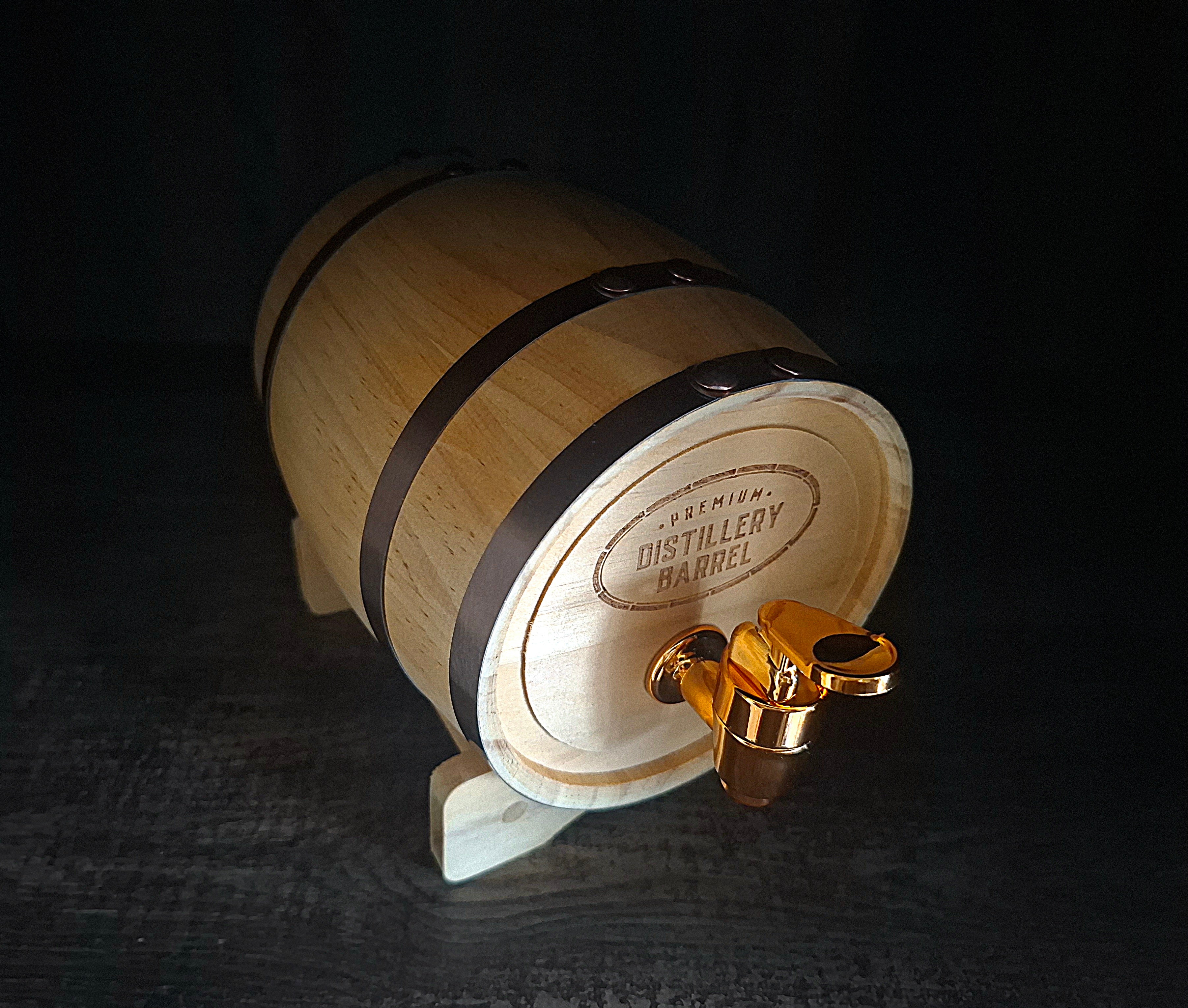 Houten whiskyvat met tap van ProostMoment voor een authentieke whiskybeleving.