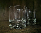 Luxe whiskyglazen met bergdesign in de bodem, ideaal als cadeau voor whiskyliefhebbers.