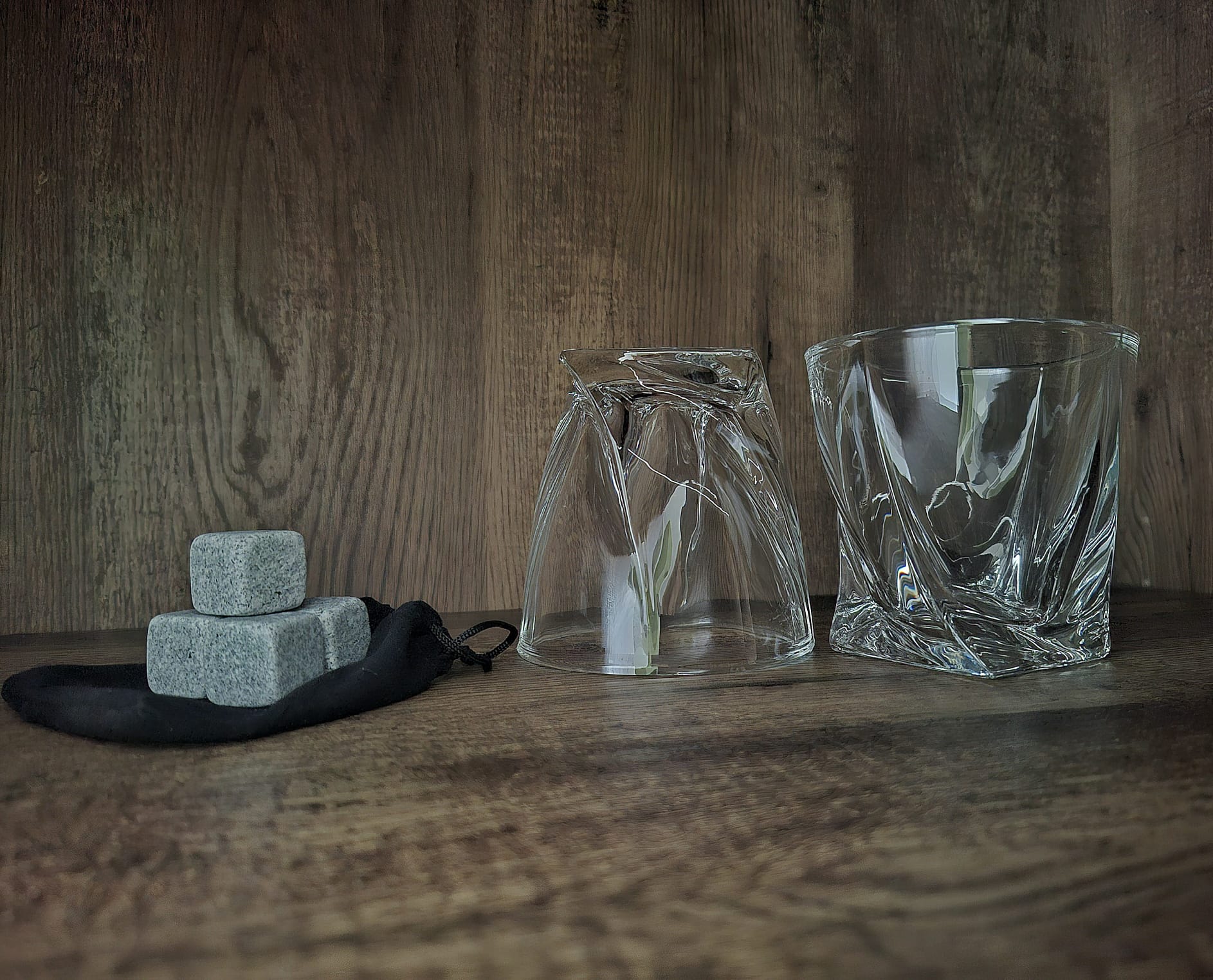 Gedraaide glazen voor whisky met ijsstenen voor een verfijnde drinkervaring.